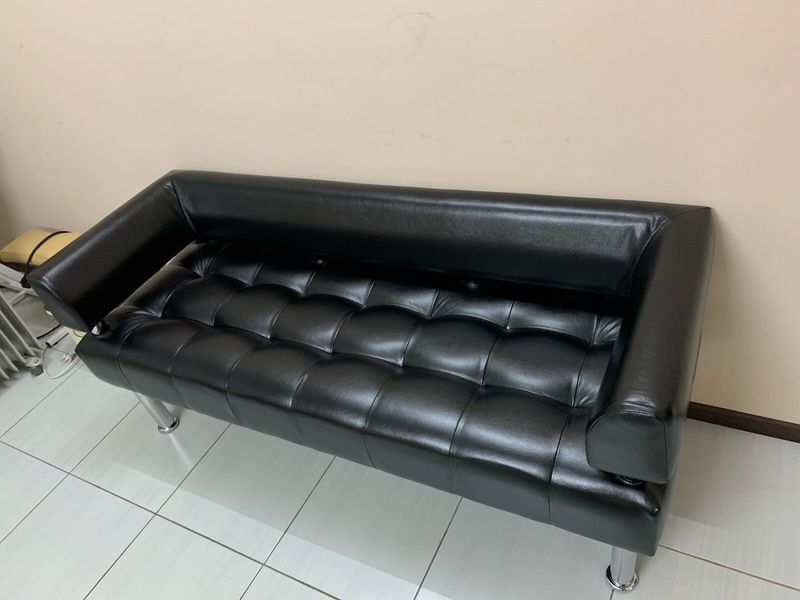 Офисный диван Тонус 160 см черный кожзам глянцевый Sentenzo_Tonus-160 black2 фото
